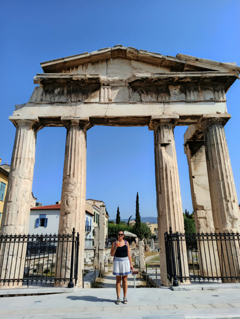 Personne au milieu des colonnes de la porte d'entrée l'agora romaine
