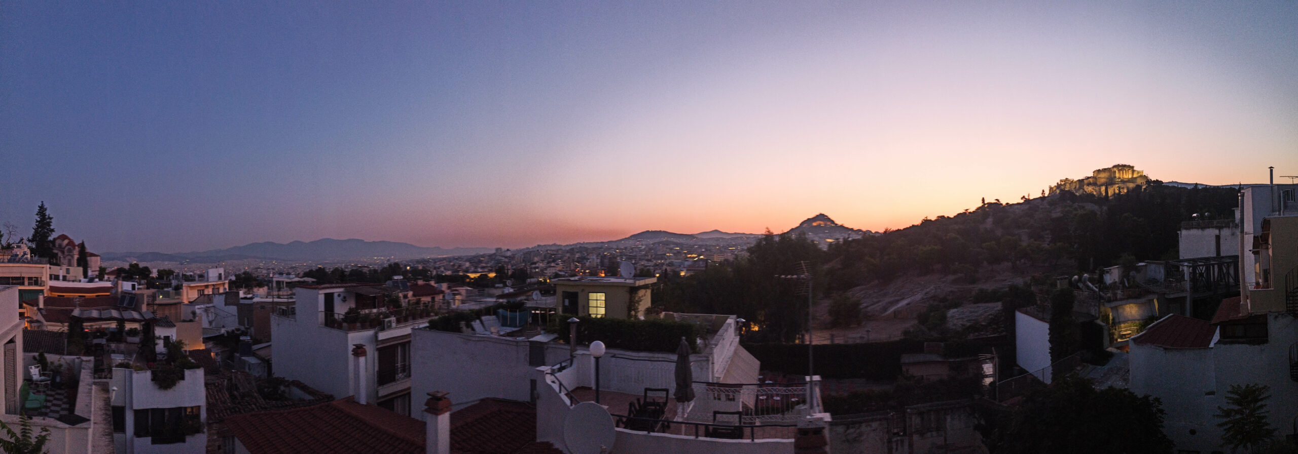 Panorama sur les toits d'Athènes avec l'acropole et les montagnes en arrière plan