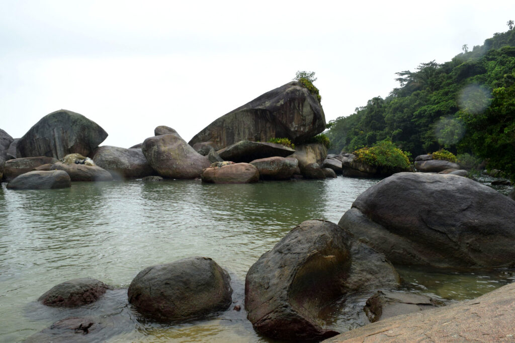 Piscine naturelle de Cachadaco, entourée d'énormes rochers ronds et lisses