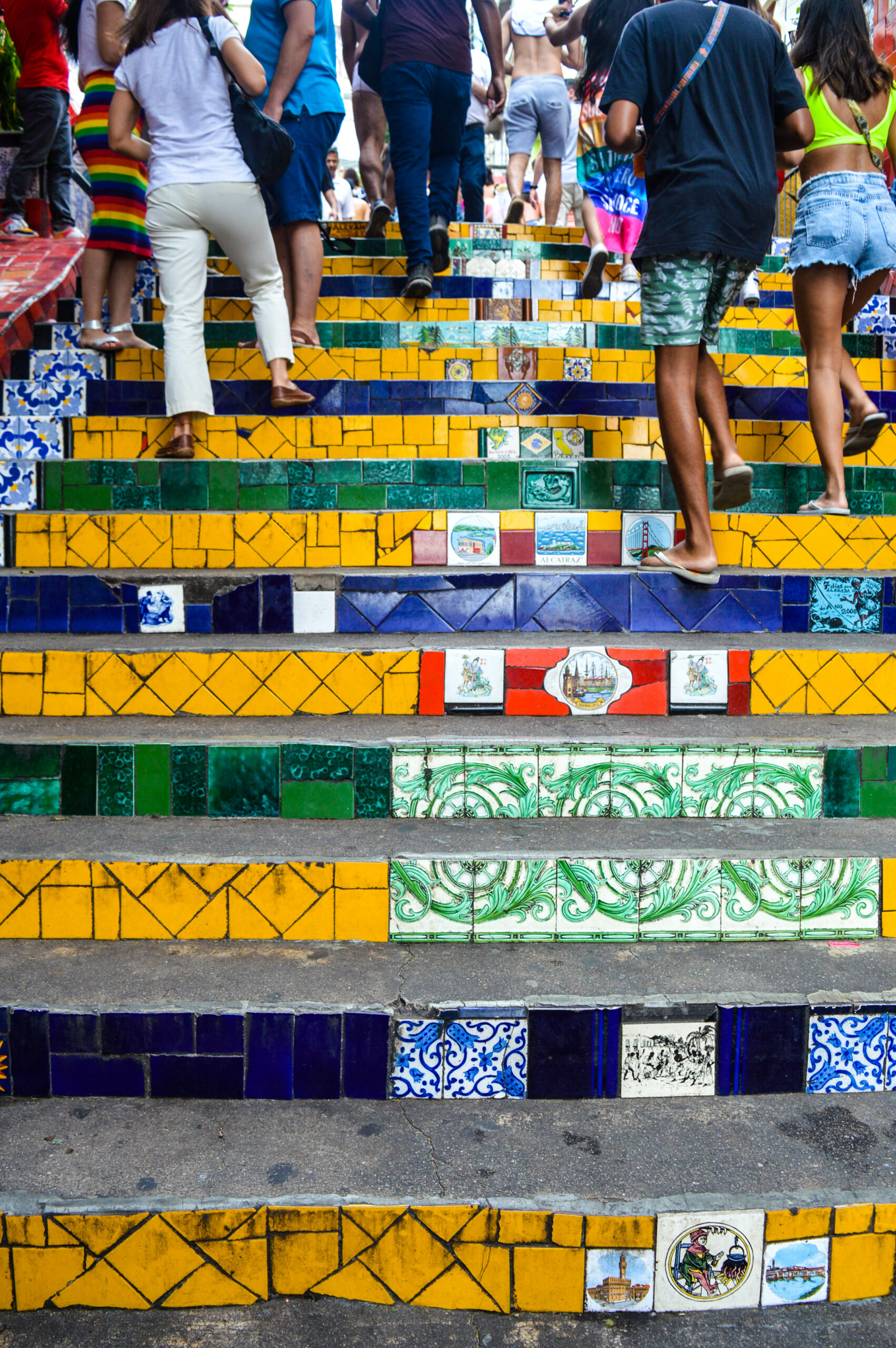 Personnes montant les escaliers Selarons, recouverts de mosaïques Azulejos