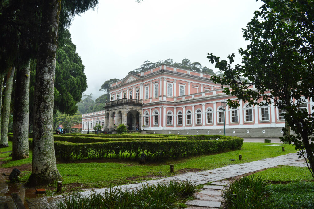 Arbres et jardin devant le bâtiment du palais de Dom Pedro