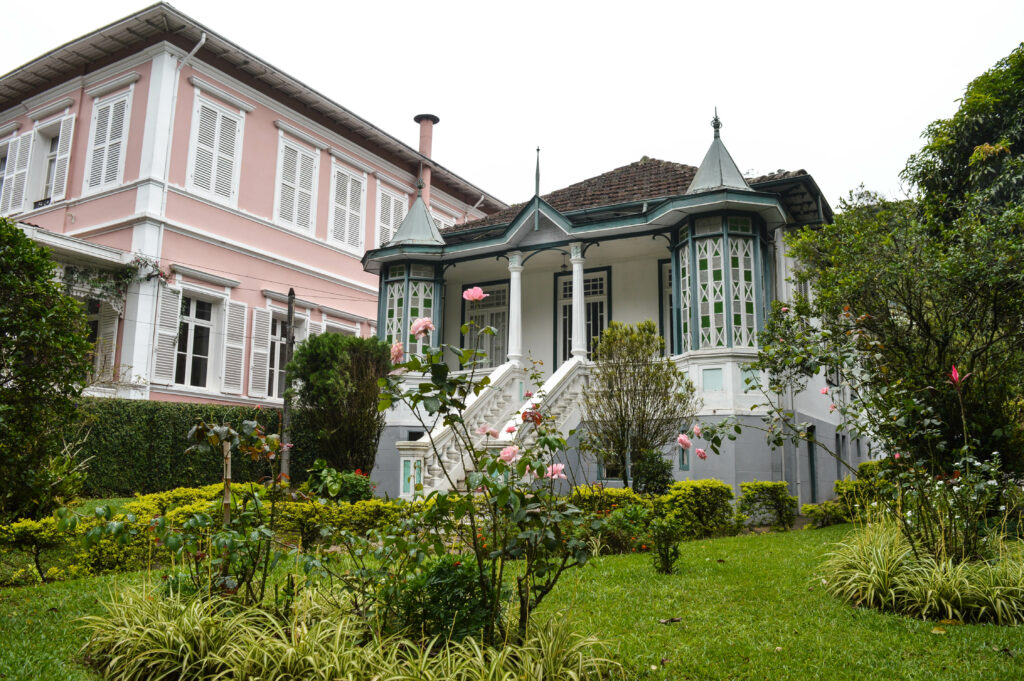 Maison à l'architecture originale, dans une rue de Pétropolis