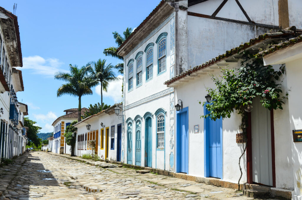 Rue pavée au milieu des maisons blanches à portes bleues du village de Parati