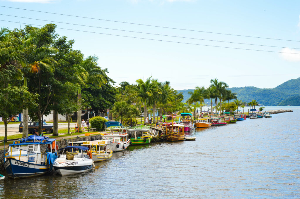 Queue de petits bateaux de plaisance, amarrés le long du quai du village de Parati