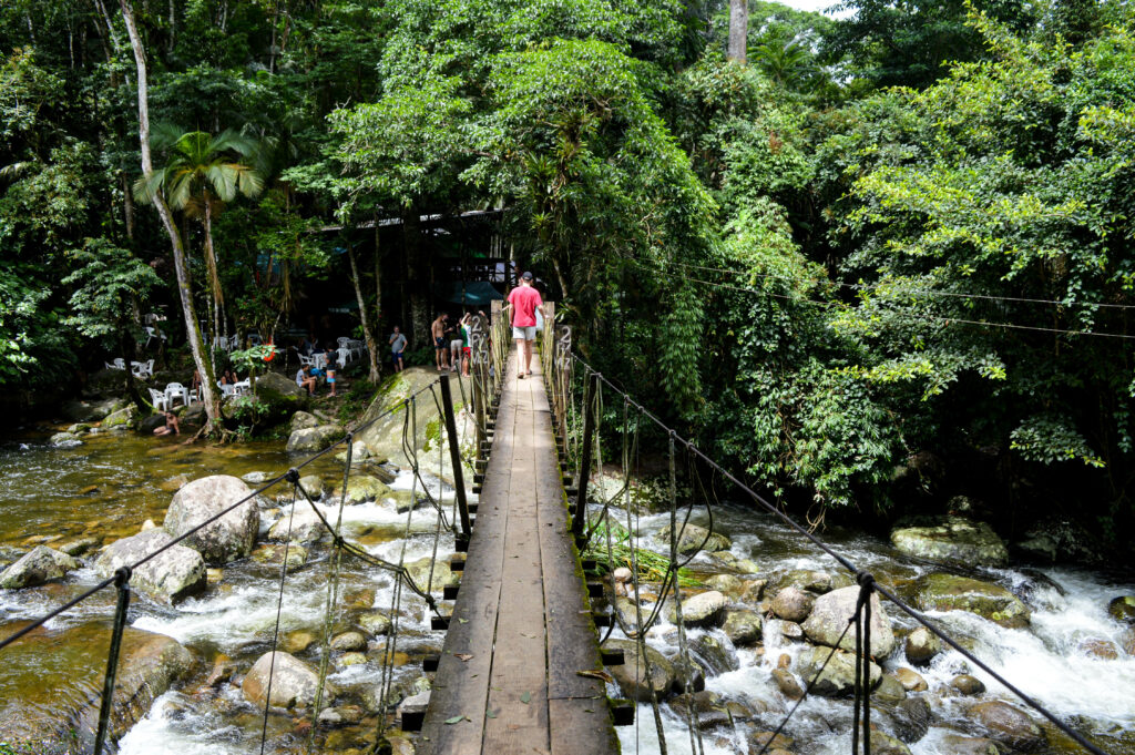 Pont suspendu en bois au dessus de la rivière de Penha