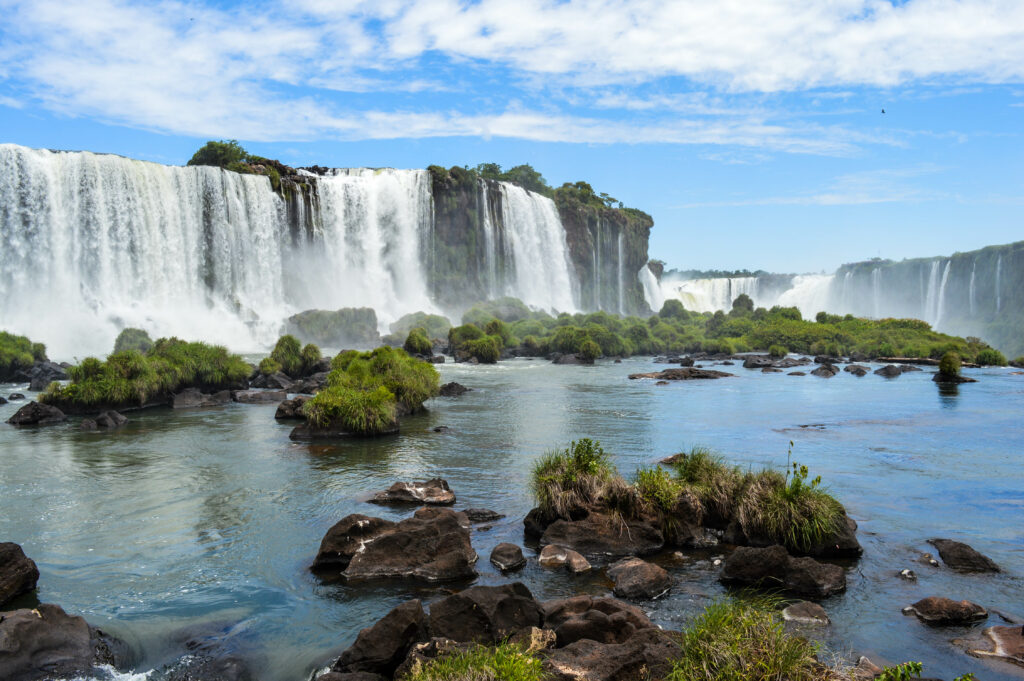 Bassin d'eau avec rochers, entouré des cascades côté Brésil