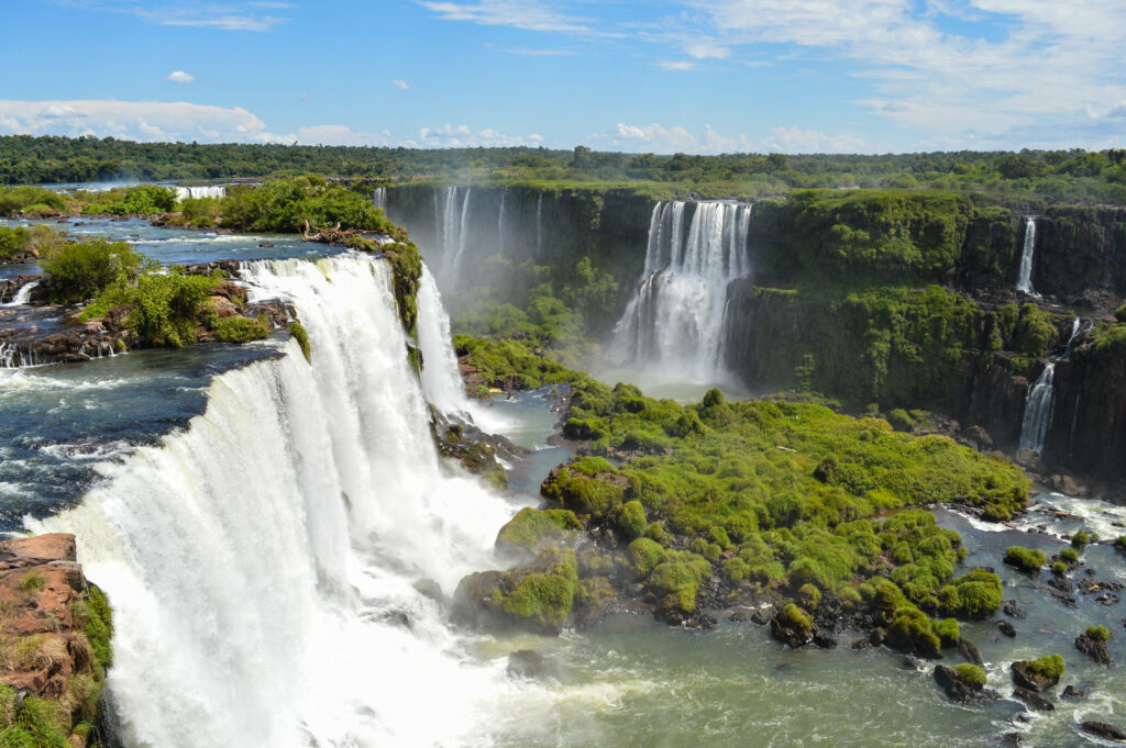 Vue au dessus des cascades côté Brésil, avec la forêt à l'horizon