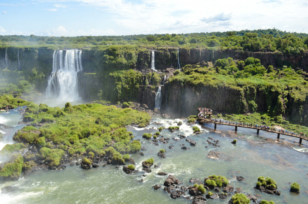 Vue du dessus du ponton métallique traversant le bassin d'eau formé par les chutes