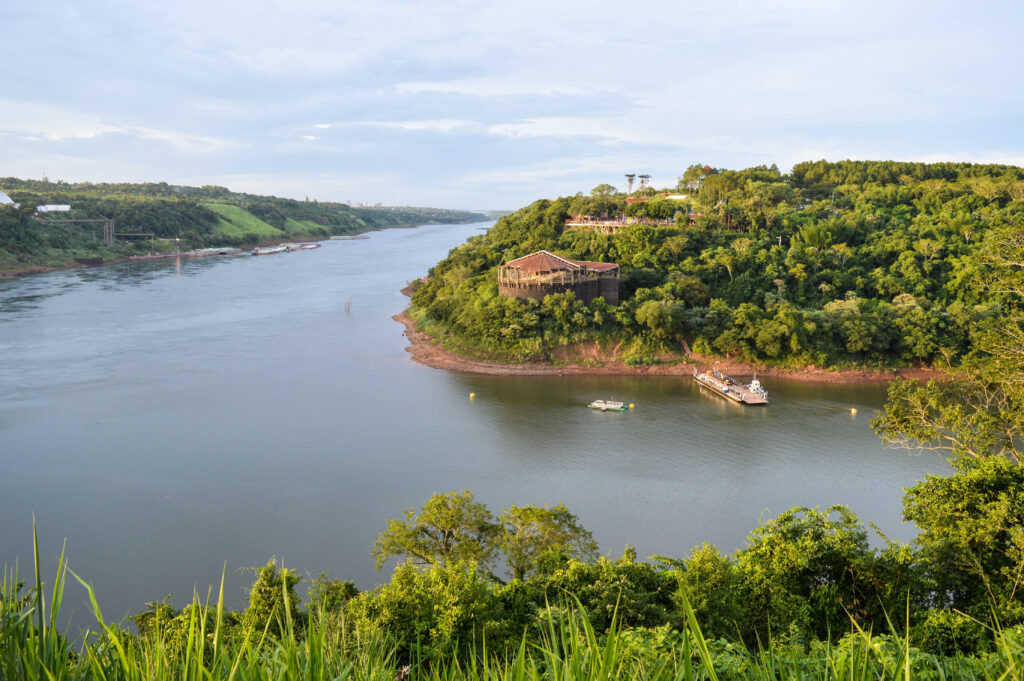 Les berges couvertes d'arbres de la rivière Iguazu