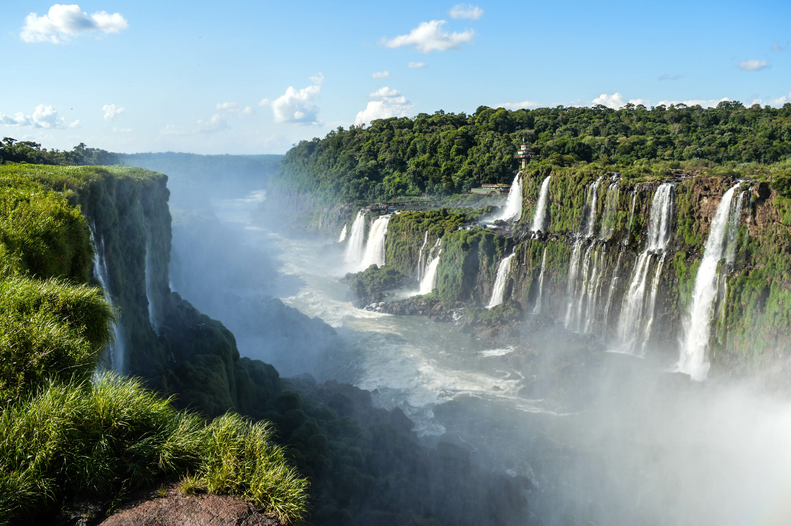 Brume et rivière Iguazu, au milieu du canyon bordé de falaises dont chute l'eau