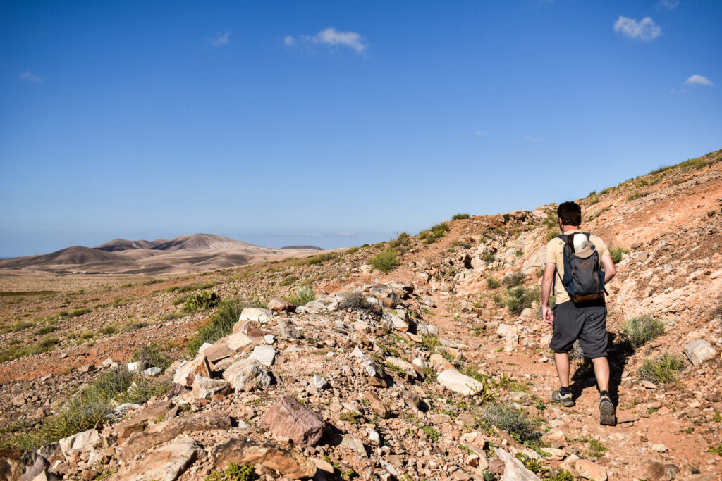 Manu sur un chemin de randonnée à Fuerteventura