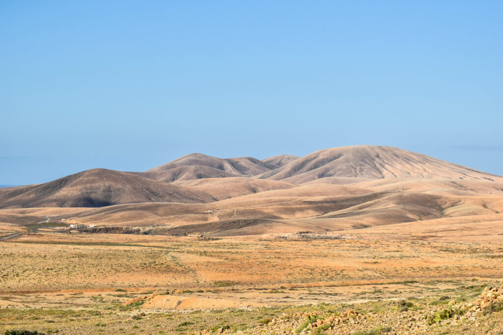 vue depuis la randonnée sur les petites montagnes désertiques de fuerteventura