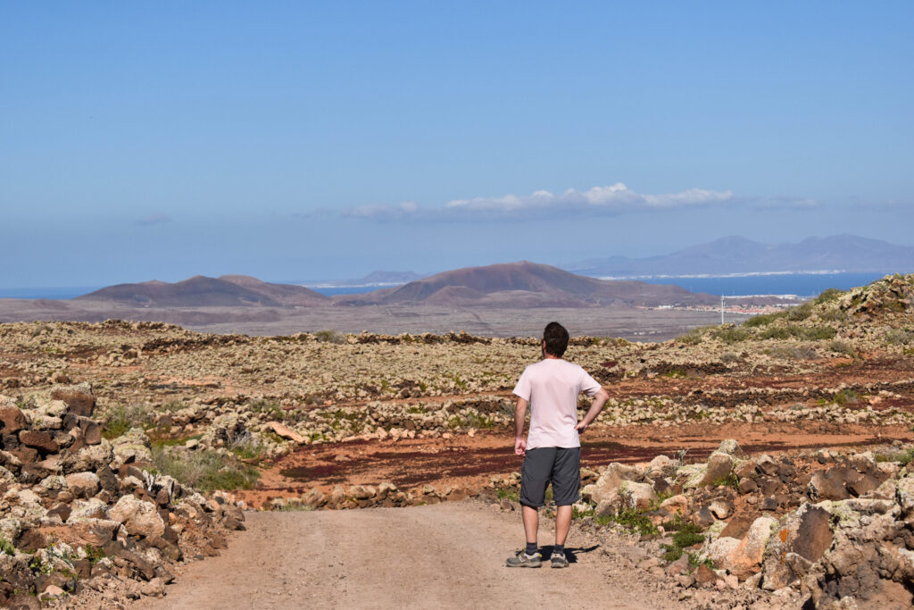 Manu devant un paysage coloré