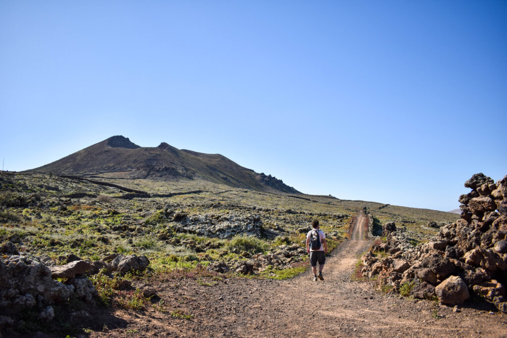 Sentier avec vue sur le volcan au fond