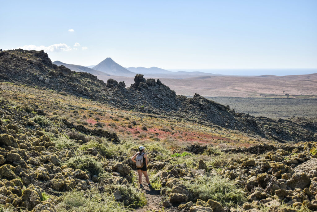 Amandine sur un sentier de randonnée à Fuerteventura paysage volcanique