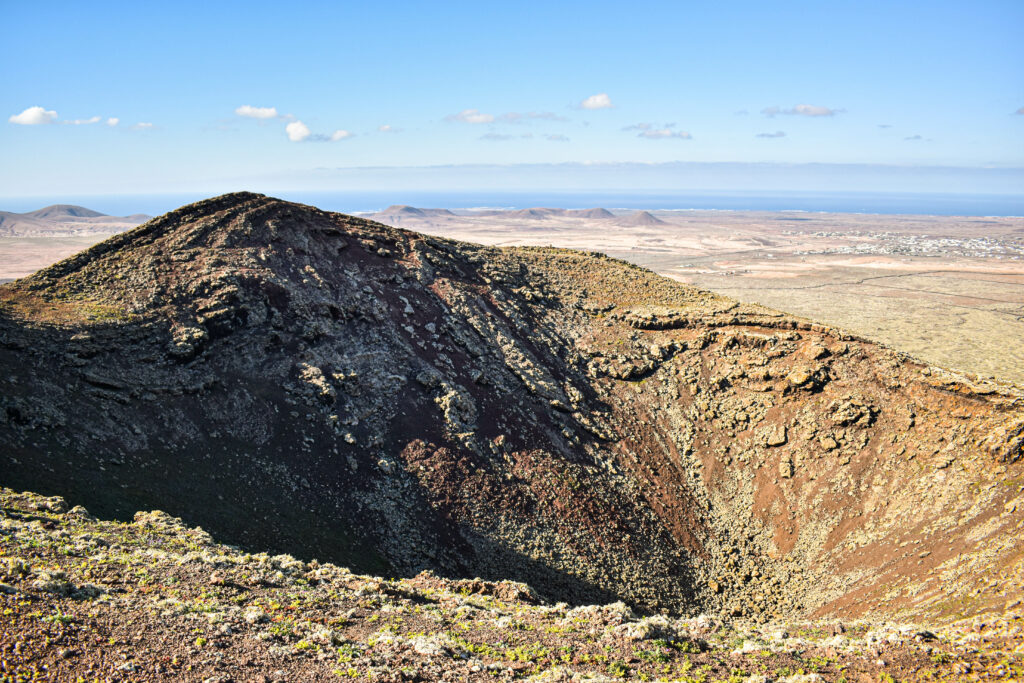 Cratère de volcan éteint, accessible en randonnée à fuerteventura