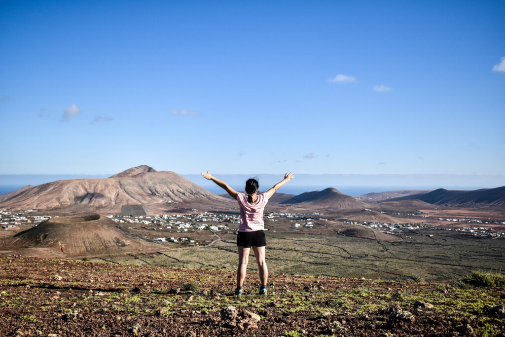 amandine devant la vue du haut du cratère