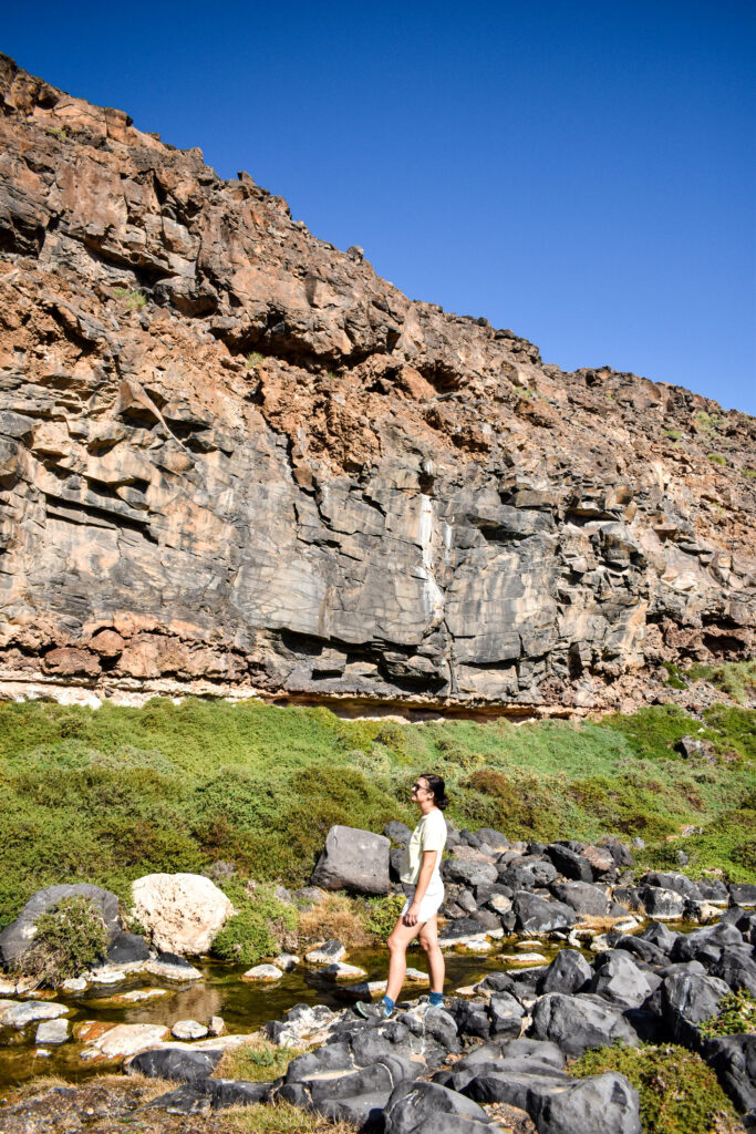 amandine devant les falaises du canyon