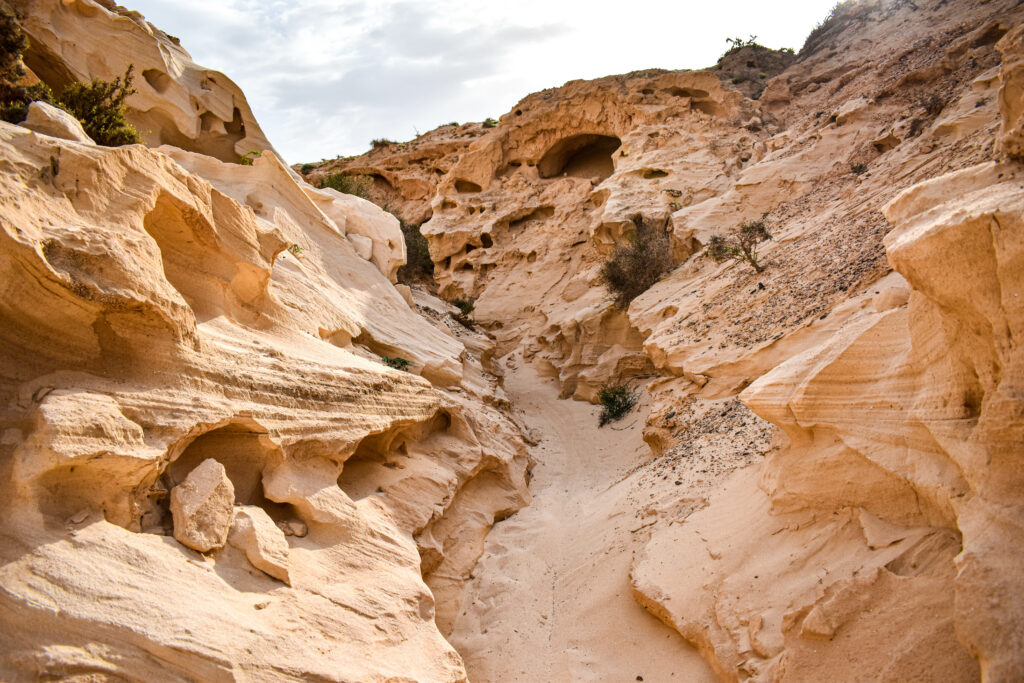 Petit canyon à la roche orangée et aux contours pointus