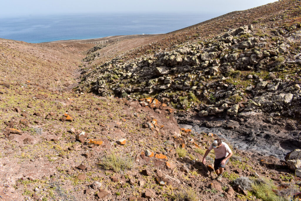 manu pendant la randonnée en train de grimper la montaña roja à fuerteventura 
