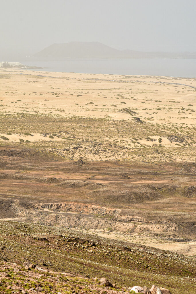 Panorama sur les dunes de sable et reliefs