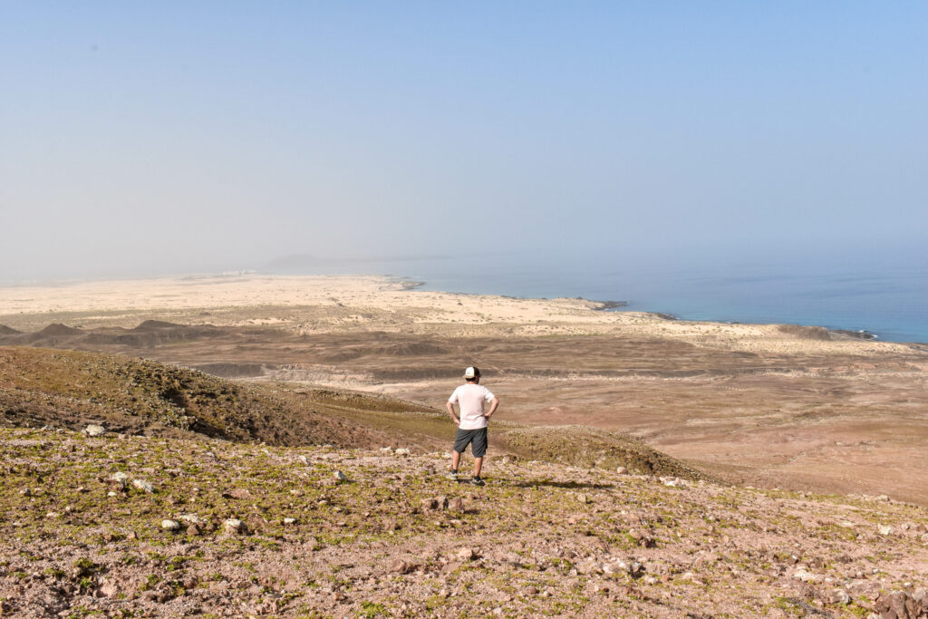 manu devant la vue avec océan et dunes au loin