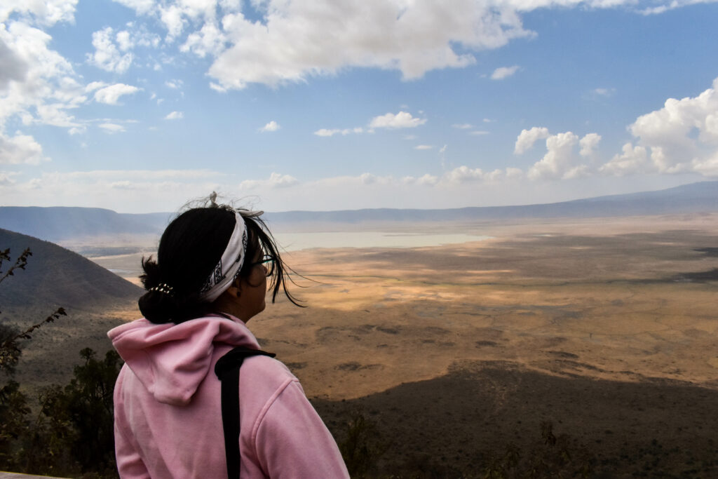 Femme de profil observant depuis en haut le cratère du Ngorongoro en Tanzanie