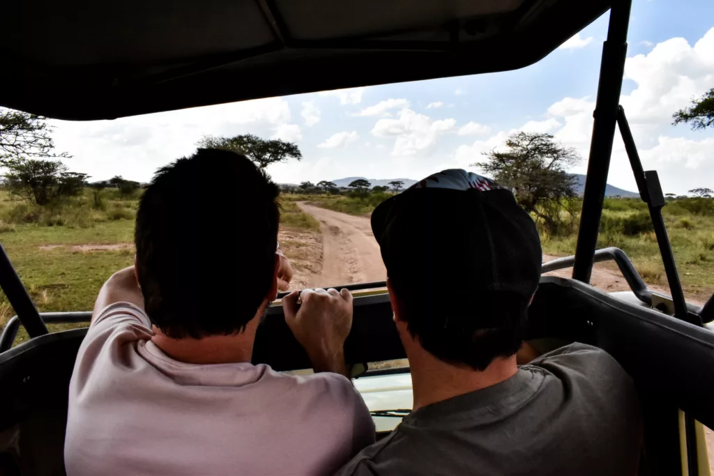 Manu et Thomas de dos dans le 4x4 durant notre safari de 2 jours dans le Serengeti