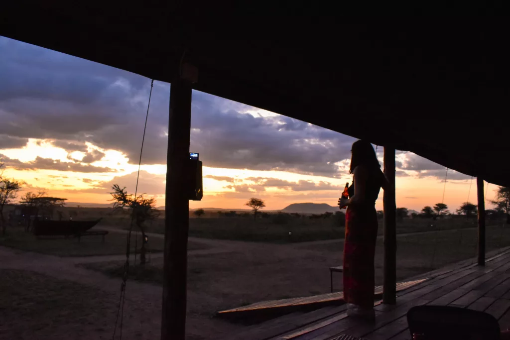 Amandine face au coucher de soleil depuis la tente