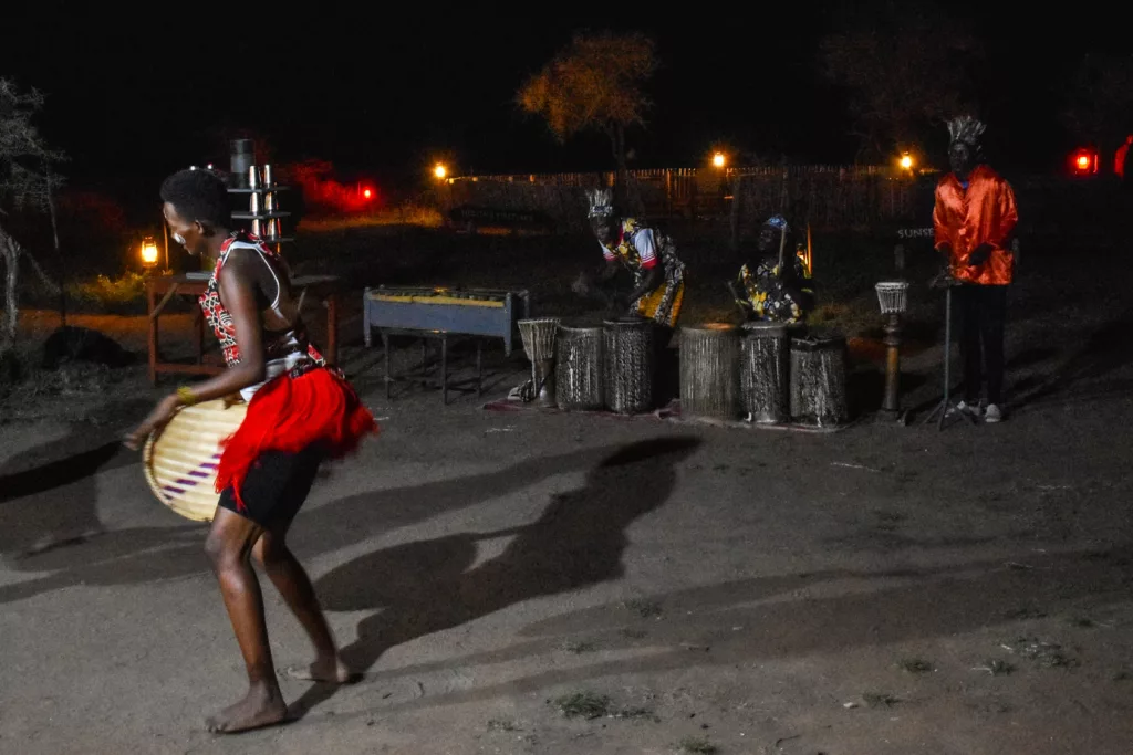 danseurs et musiciens en costumes