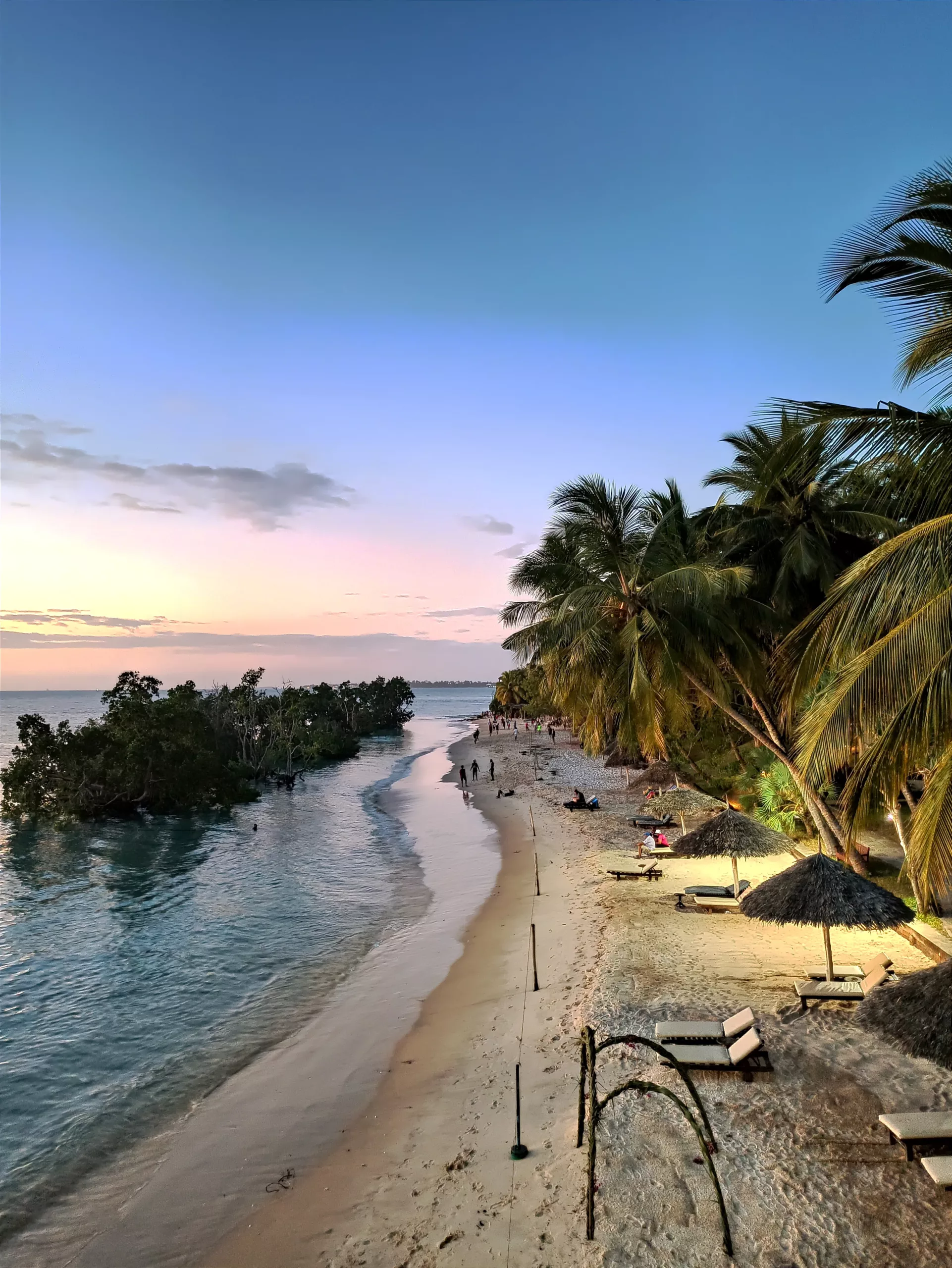 Plage de Zanzibar au coucher de soleil