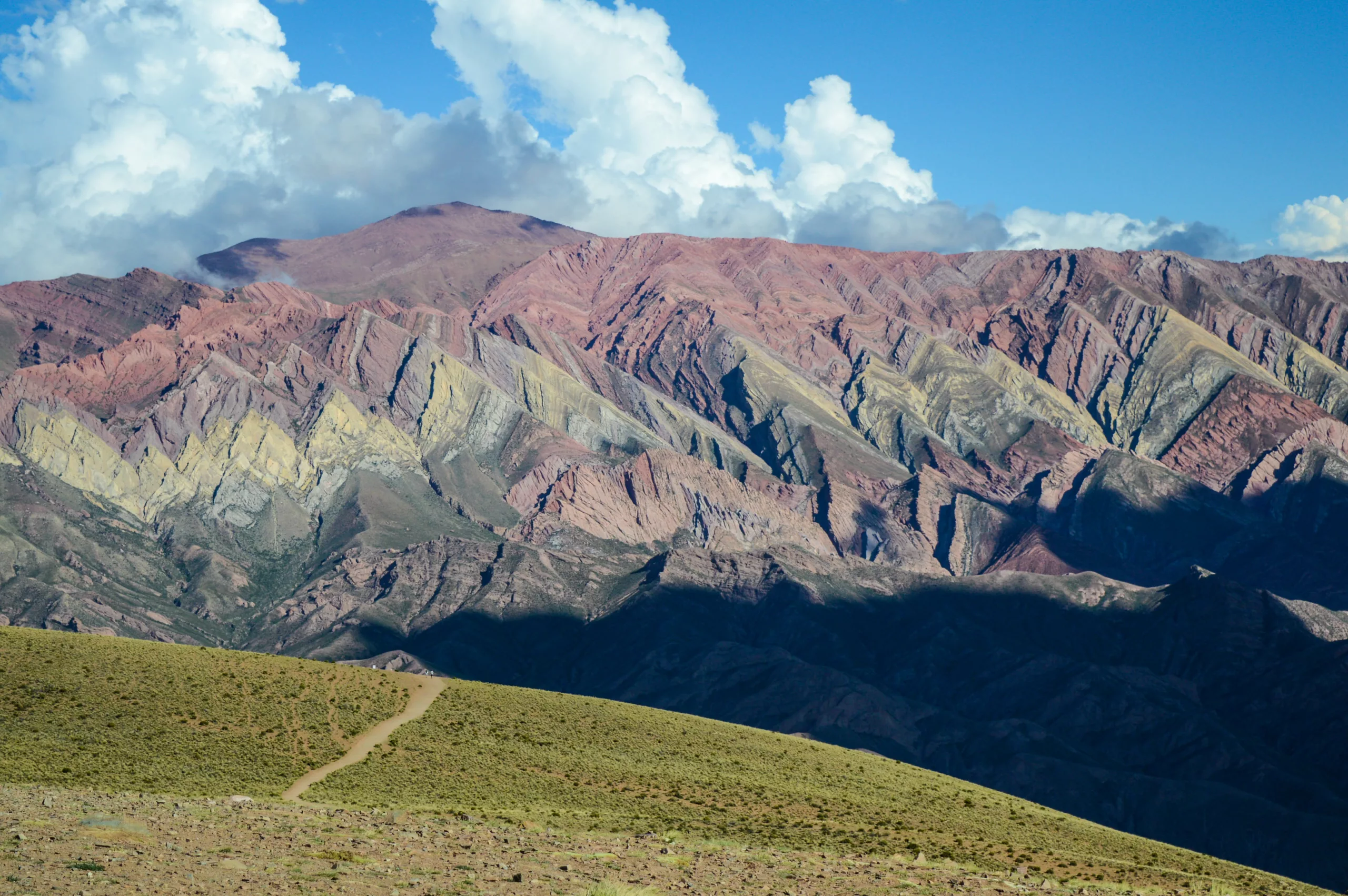 chemin devant montagnes colorées, incontournable road trip nord-ouest argentine
