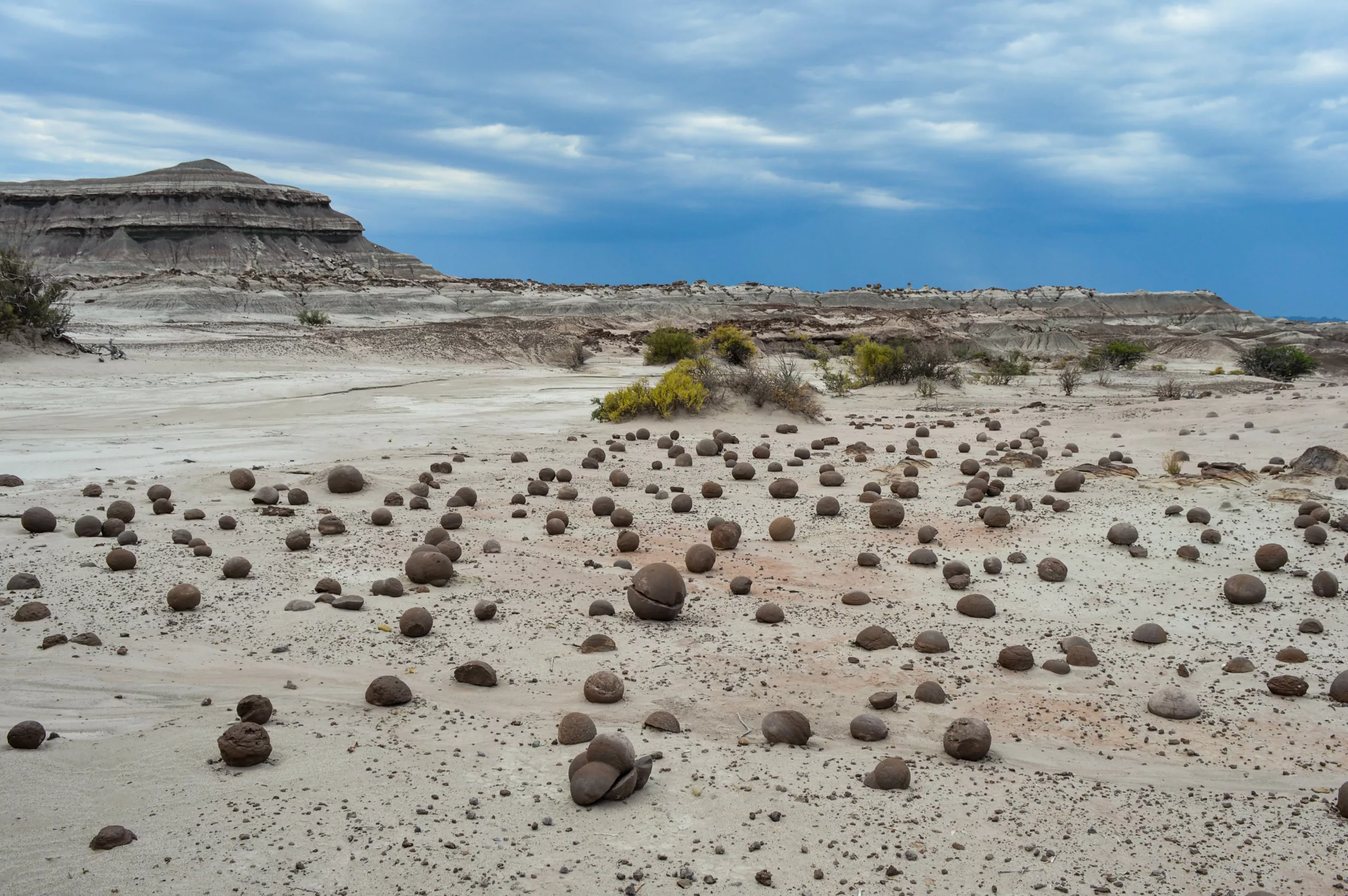 paysages avec des boules rocheuses à Ischigualasto