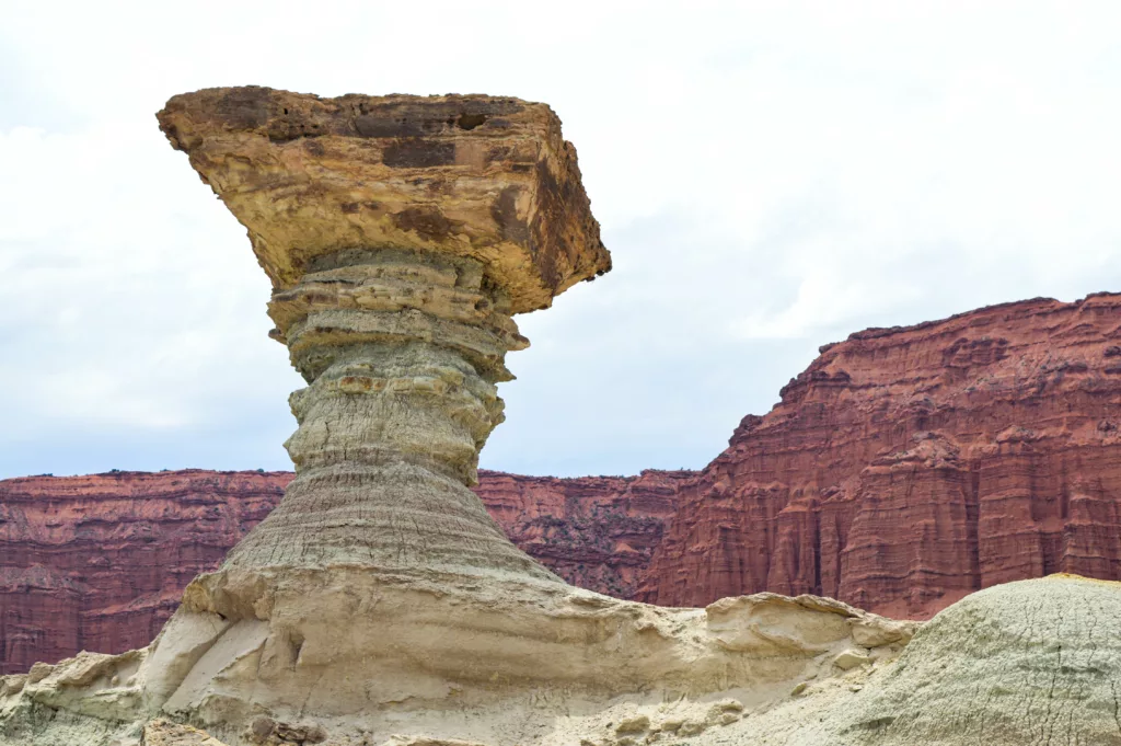 rocher ressemblant à un champignon avec falaises rouges à Ischigualasto