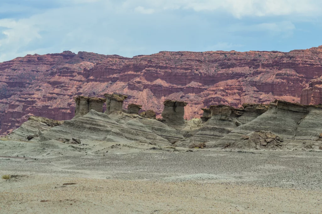 cheminées rocheuses et falaises rouges à Ischigualasto nord ouest argentine