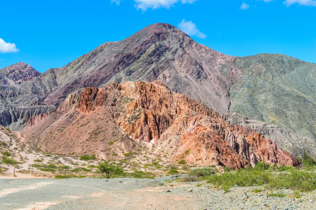 montagnes de différentes couleurs typiques road trip nord-ouest argentine