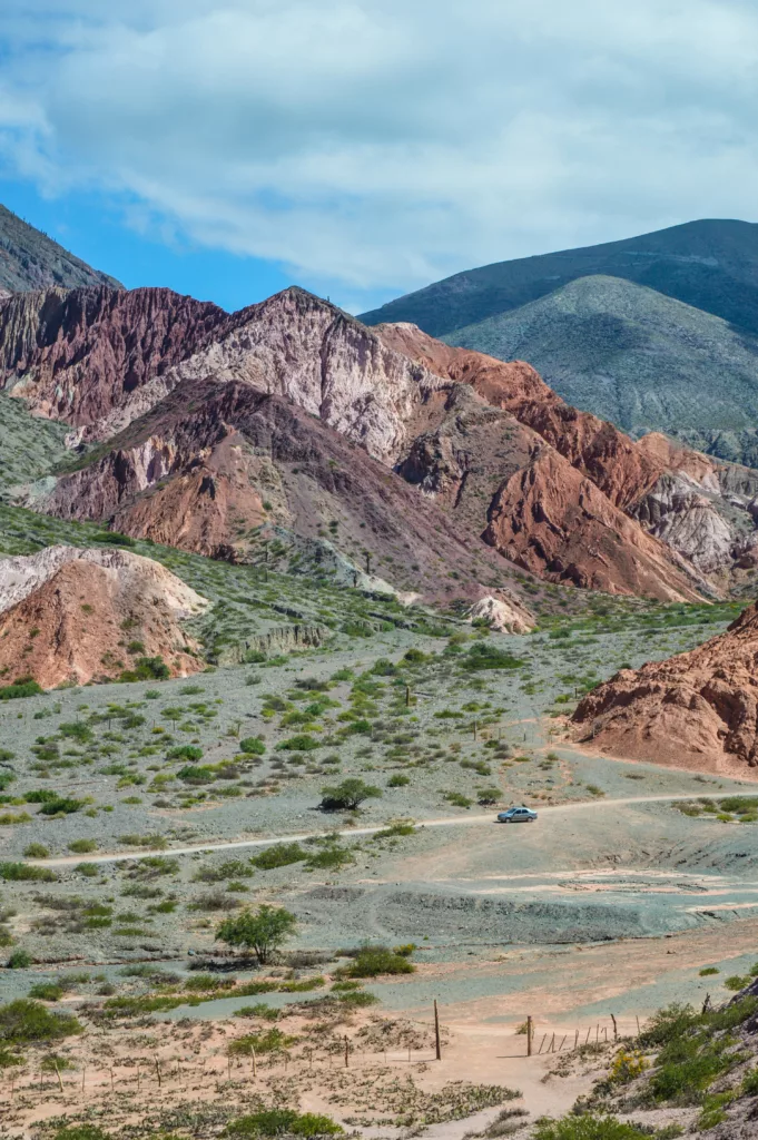 montagnes de différentes couleurs dans le nord ouest argentine