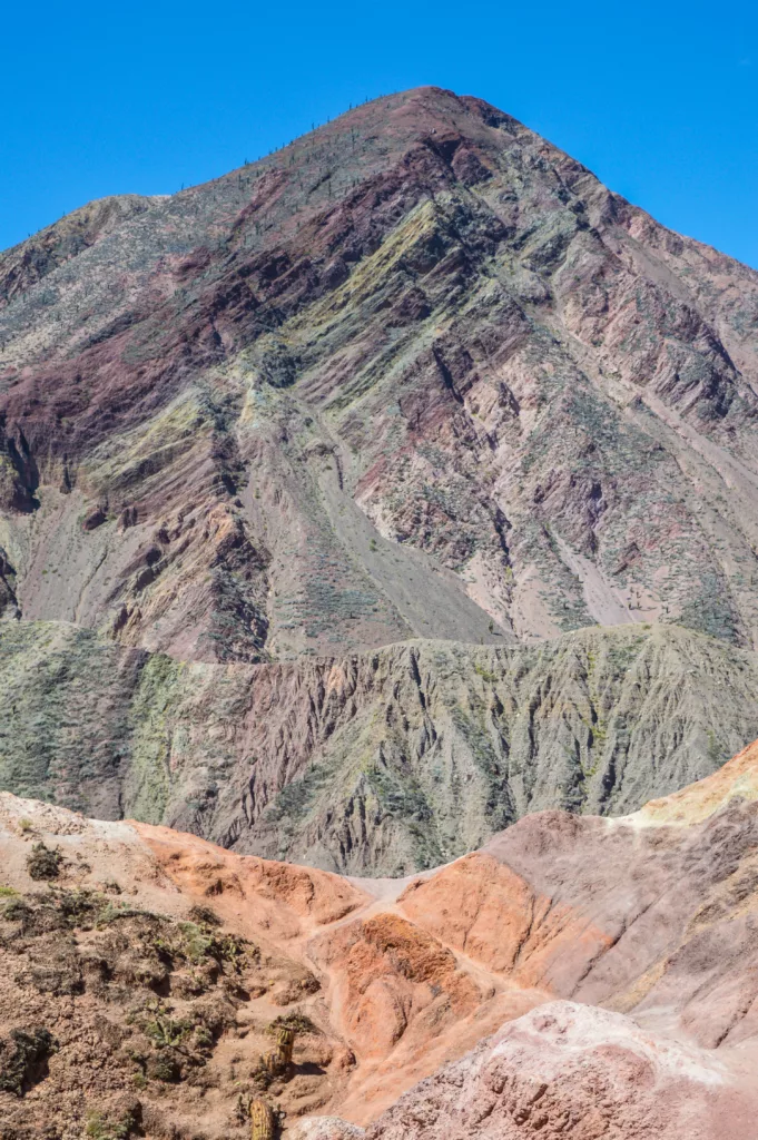 montagnes de différentes couleurs