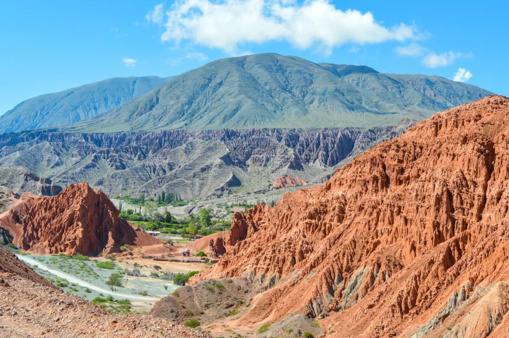 montagnes de différentes couleurs, oranges et vertes