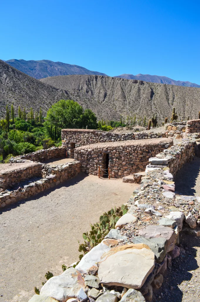 ruines en pierre et montagnes