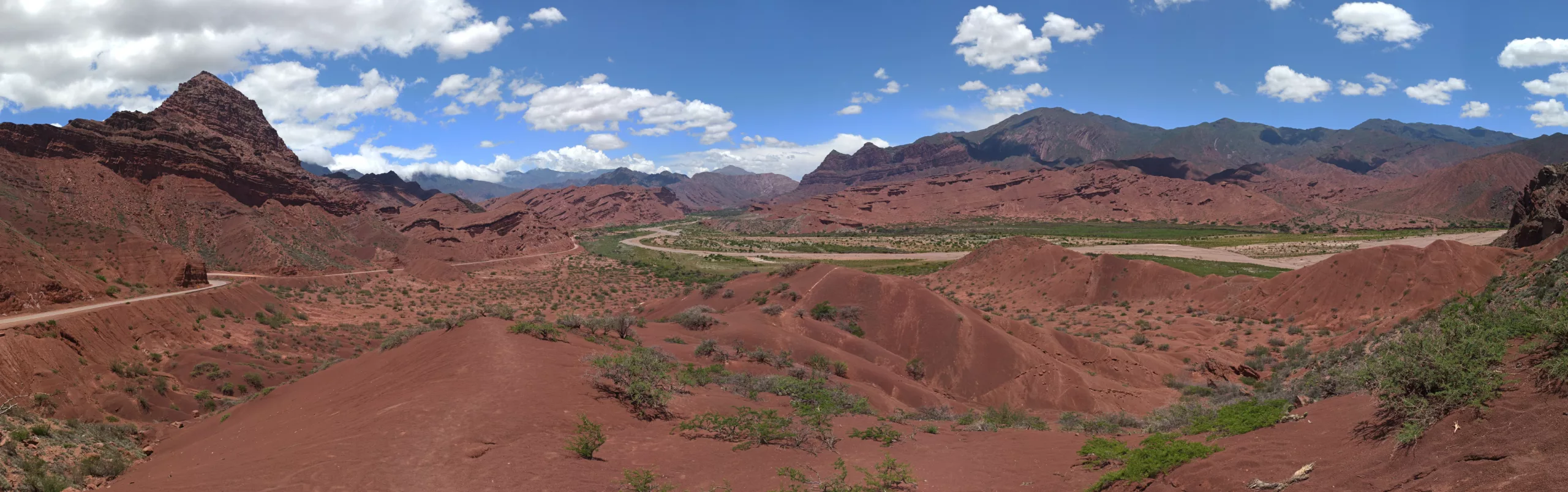 panorama de paysage rouges désertiques typique lors d'un road trip dans nord-ouest argentine