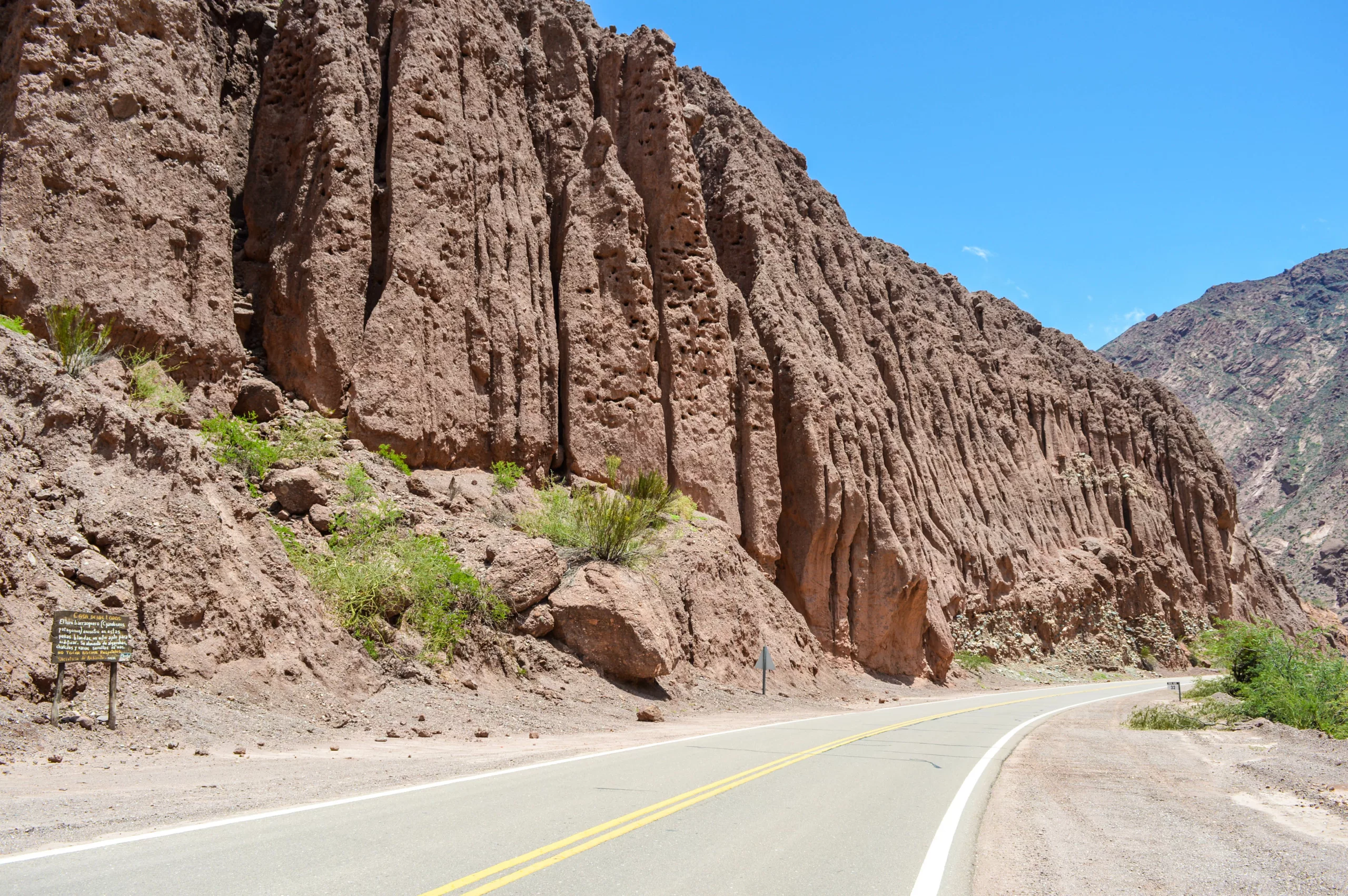 road trip nord-ouest argentine avec route et falaise
