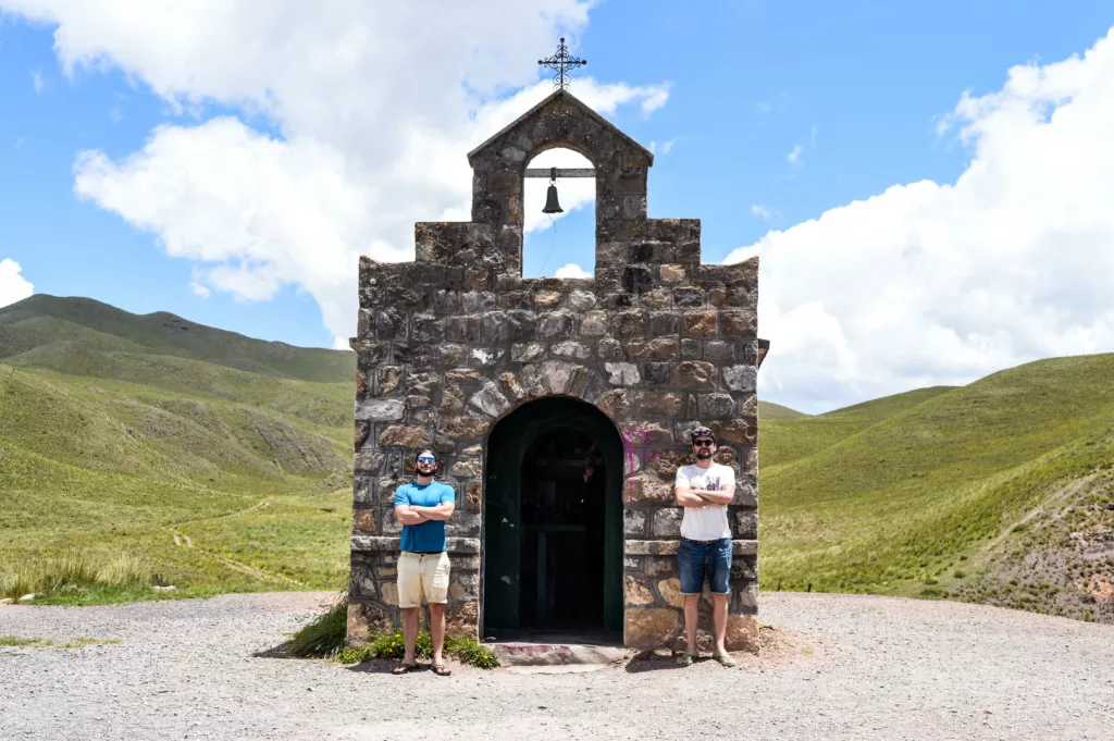 deux hommes devant une petite église, arrêt durant road trip nord-ouest argentine