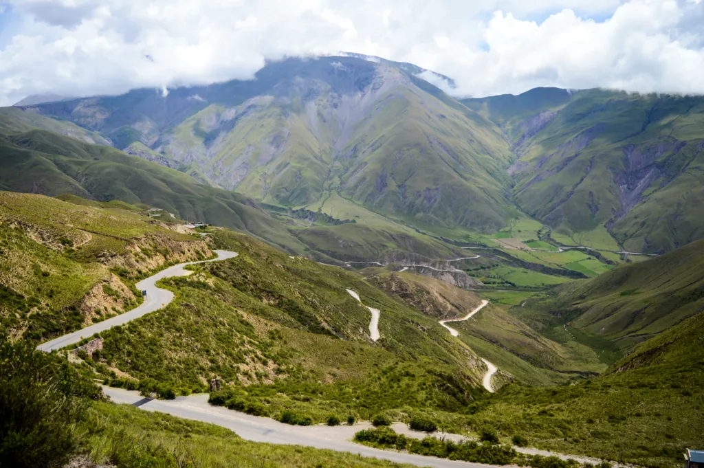 montagnes vertes et route traversées pendant road trip nord-ouest argentine
