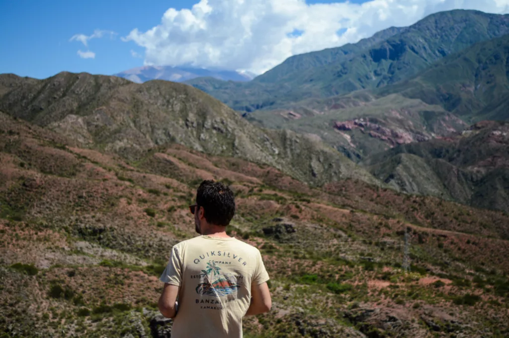 manu devant paysages de montagnes