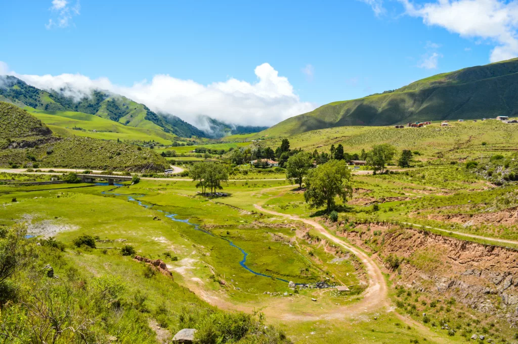 paysages verts et montagneux road trip nord-ouest argentine