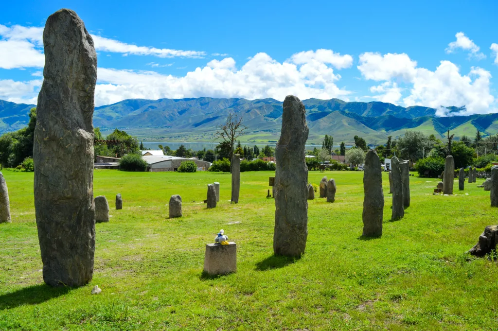 plusieurs menhirs dans un paysage montagneux dans nord-ouest argentine