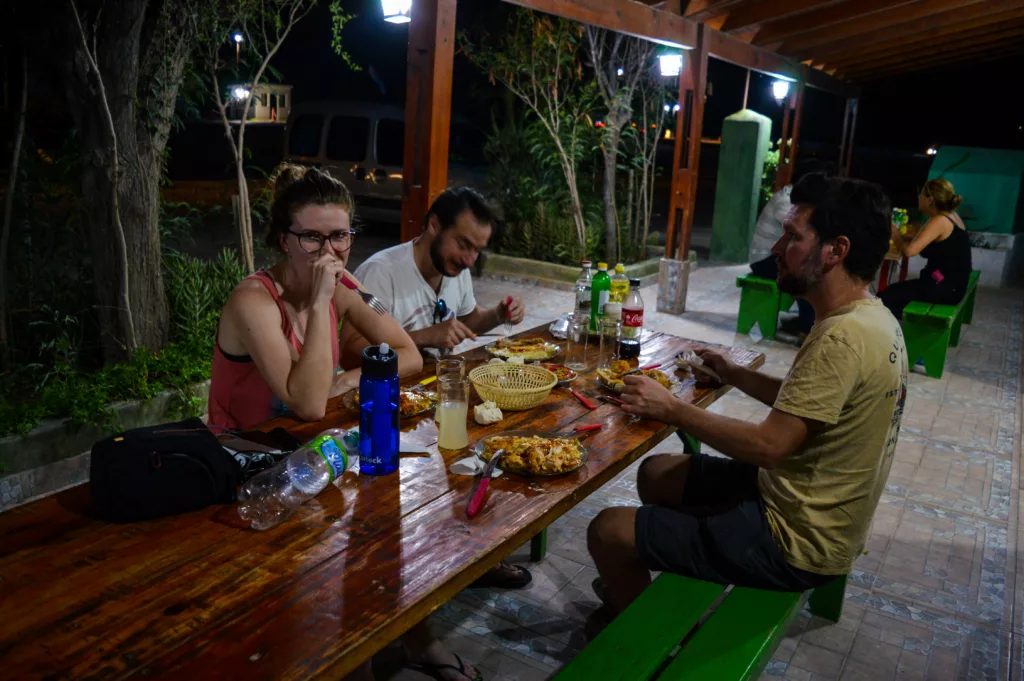 repas dehors durant road trip nord-ouest argentine