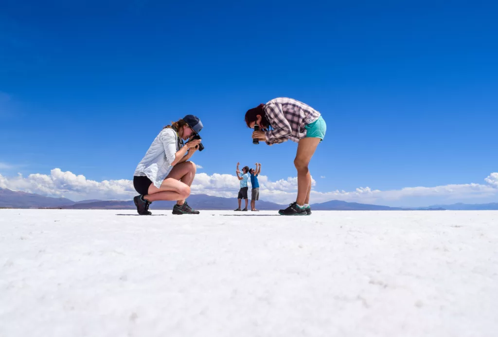 photo perspective salians grandes deux femmes regadent deux hommes tout petits