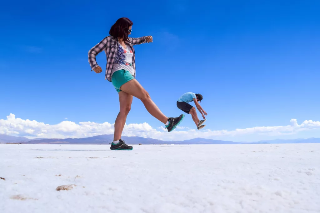 photo perspective salians grandes femme qui botte les fesses à un homme tout petit